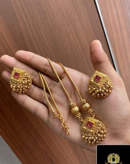 ELEGANT MEDIUM CHAIN WITH PENDENT