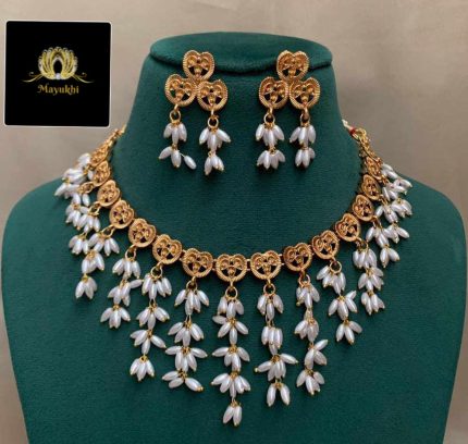 HANGING RICE PEARL NECKPIECE