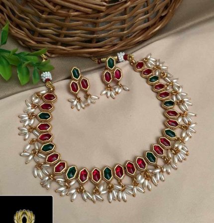 MULTI KEMP NECKPIECE WITH RICE PEARL GUNGUROO