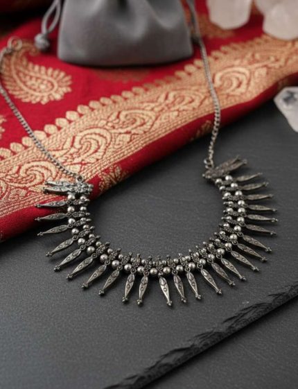 SPIKY DESIGN NECKPIECE