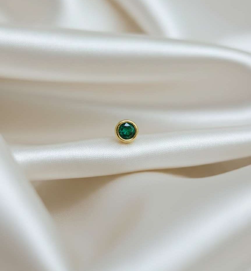 Compress_20251222_115339_9198 PREMIUM SINGLE STONE EMERALD GREEN COLOUR NOSEPIN - Image 1